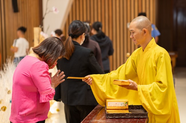 Giving lucky pockets and A gift of New Year on the First Day of Lunar New Year