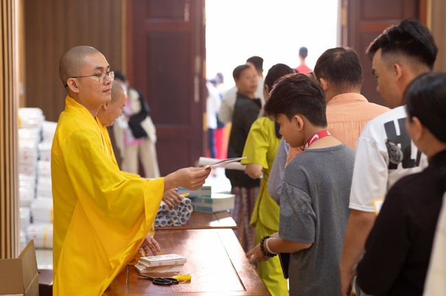 Giving lucky pockets and A gift of New Year on the First Day of Lunar New Year