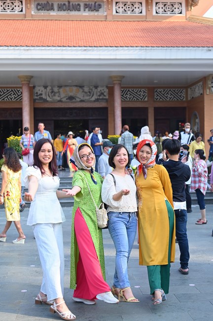 Giving lucky pockets and A gift of New Year on the First Day of Lunar New Year