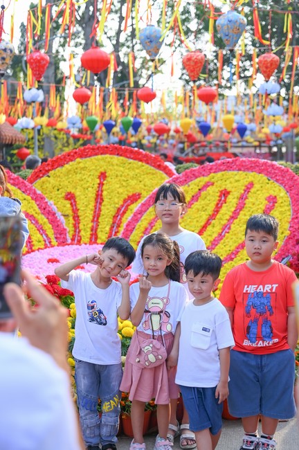 Giving lucky pockets and A gift of New Year on the First Day of Lunar New Year