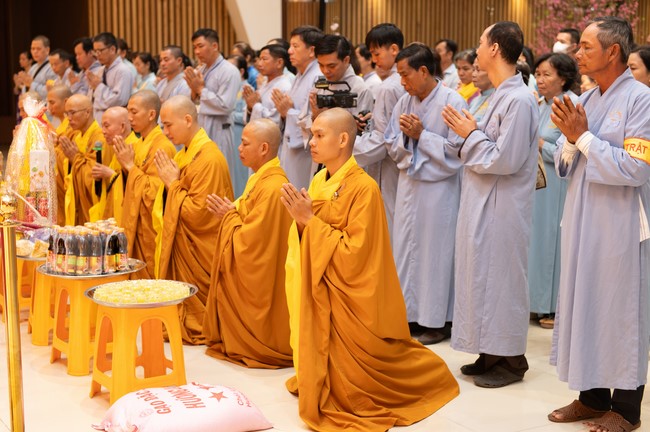 Giving lucky pockets and A gift of New Year on the First Day of Lunar New Year
