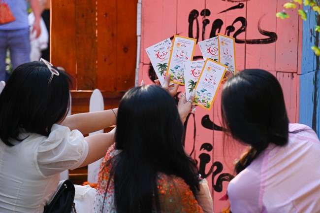 Giving lucky pockets and A gift of New Year on the First Day of Lunar New Year
