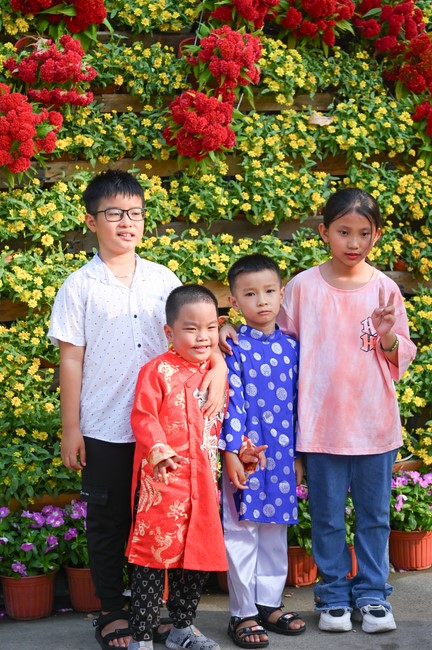 Giving lucky pockets and A gift of New Year on the First Day of Lunar New Year