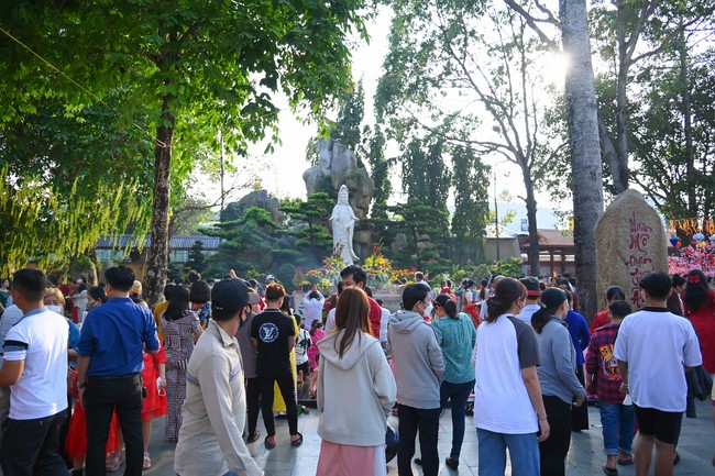 Giving lucky pockets and A gift of New Year on the First Day of Lunar New Year