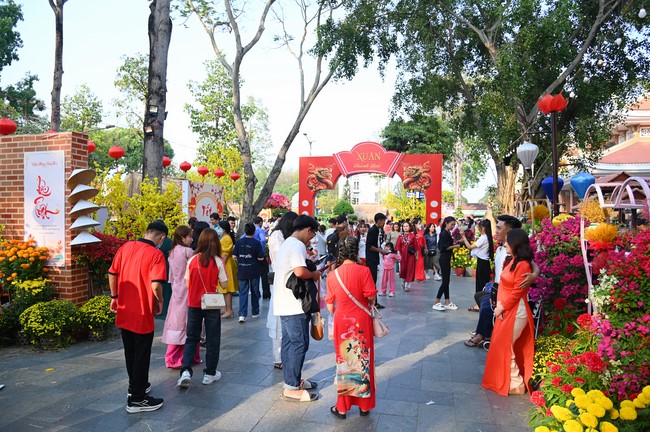 Giving lucky pockets and A gift of New Year on the First Day of Lunar New Year