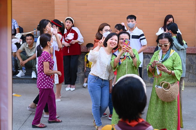 Giving lucky pockets and A gift of New Year on the First Day of Lunar New Year