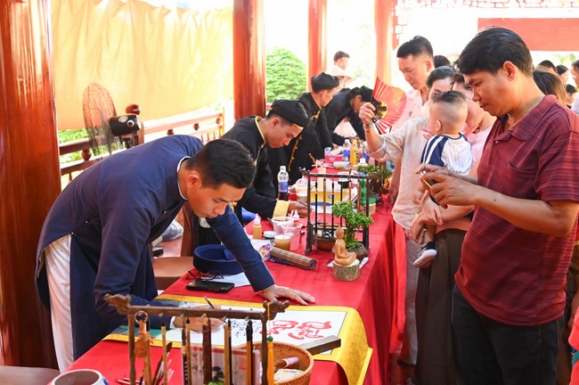Giving lucky pockets and A gift of New Year on the First Day of Lunar New Year