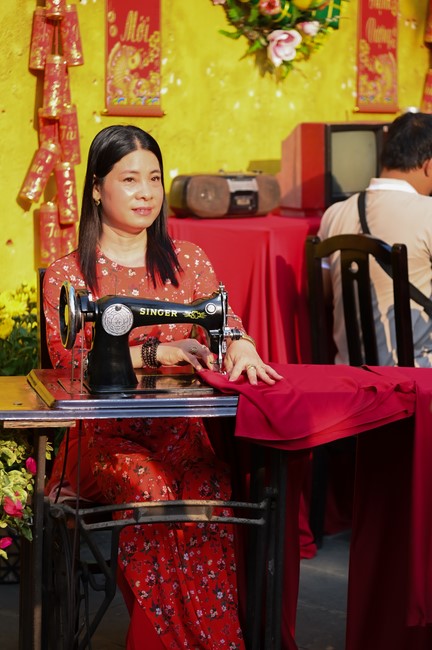 Giving lucky pockets and A gift of New Year on the First Day of Lunar New Year