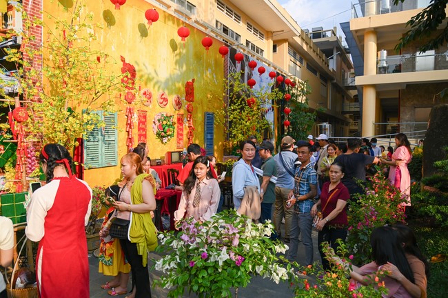 Giving lucky pockets and A gift of New Year on the First Day of Lunar New Year