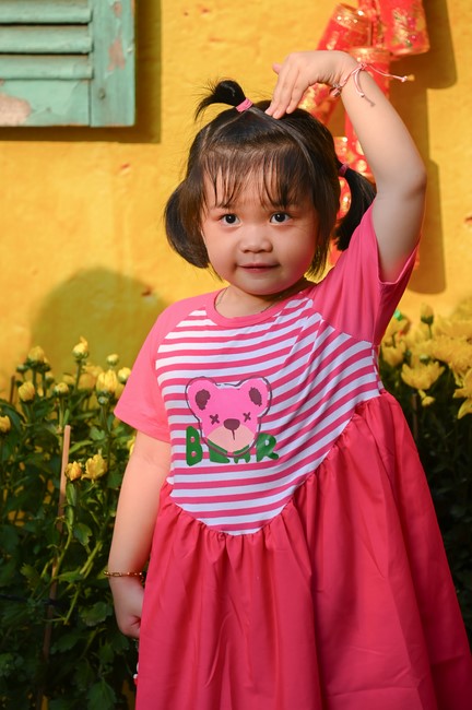 Giving lucky pockets and A gift of New Year on the First Day of Lunar New Year