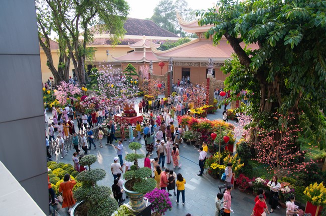 Giving lucky pockets and A gift of New Year on the First Day of Lunar New Year