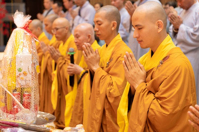Giving lucky pockets and A gift of New Year on the First Day of Lunar New Year