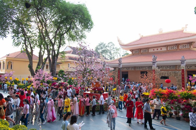 Giving lucky pockets and A gift of New Year on the First Day of Lunar New Year