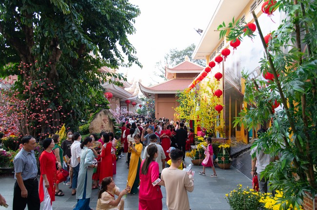 Giving lucky pockets and A gift of New Year on the First Day of Lunar New Year