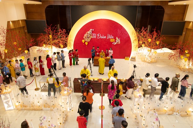 Giving lucky pockets and A gift of New Year on the First Day of Lunar New Year