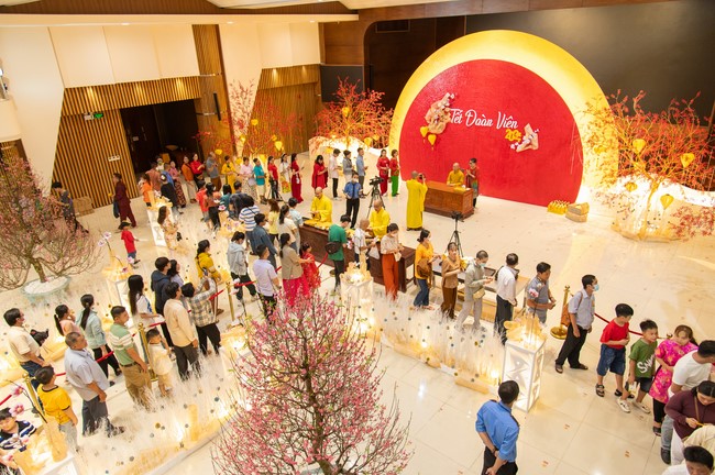 Giving lucky pockets and A gift of New Year on the First Day of Lunar New Year