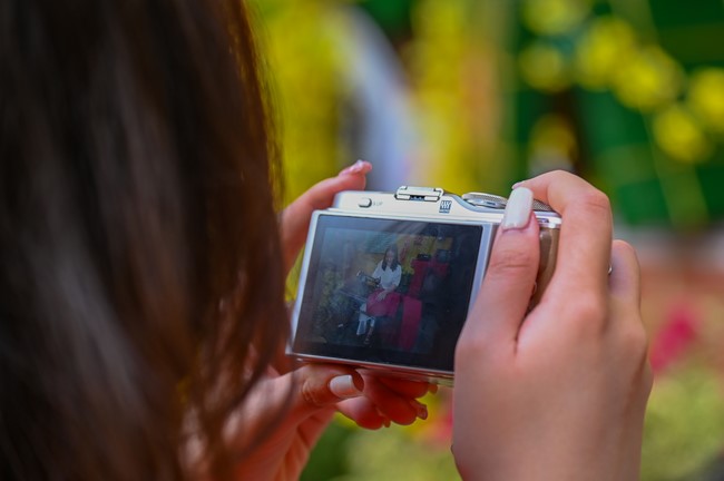 Giving lucky pockets and A gift of New Year on the First Day of Lunar New Year