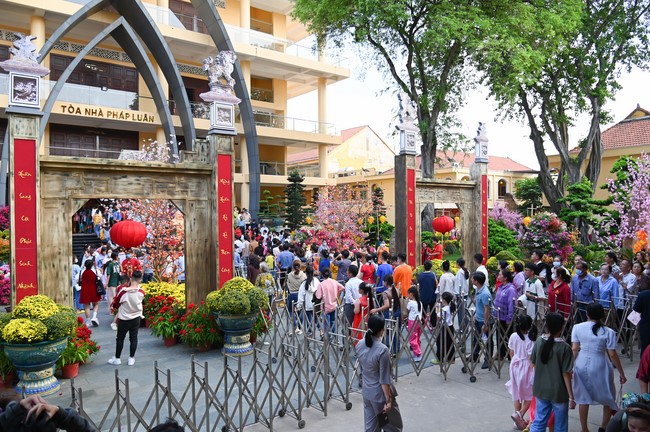 Giving lucky pockets and A gift of New Year on the First Day of Lunar New Year