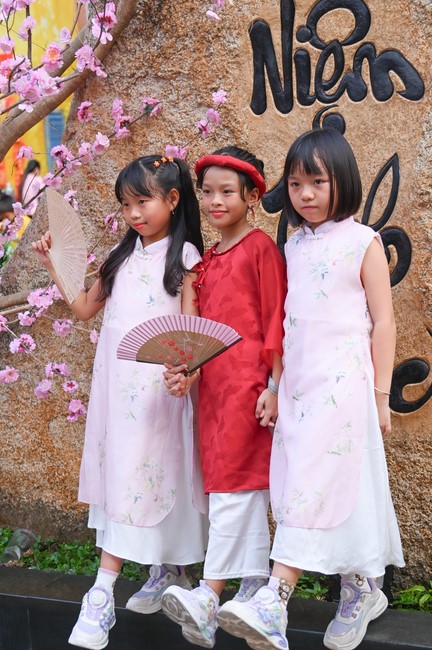 Giving lucky pockets and A gift of New Year on the First Day of Lunar New Year