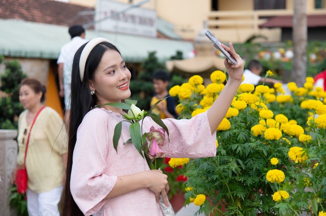 Giving lucky pockets and A gift of New Year on the First Day of Lunar New Year