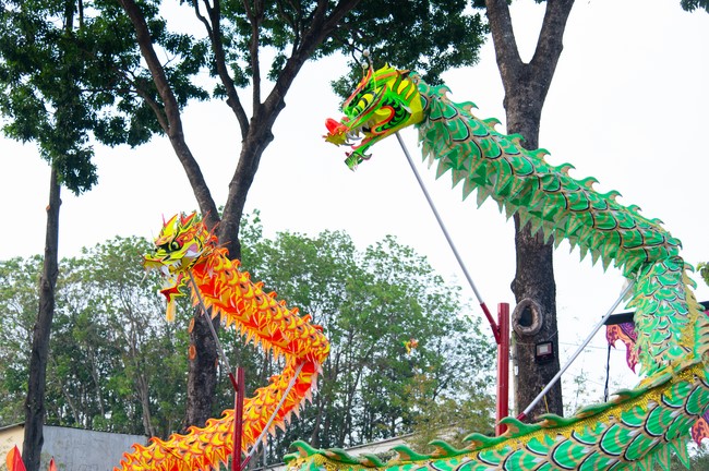 Giving lucky pockets and A gift of New Year on the First Day of Lunar New Year