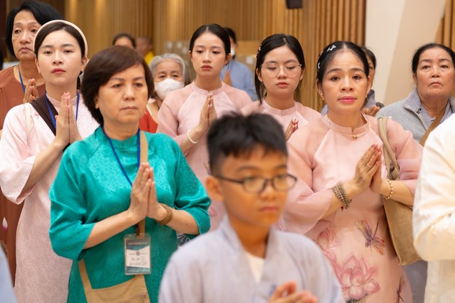 Giving lucky pockets and A gift of New Year on the First Day of Lunar New Year