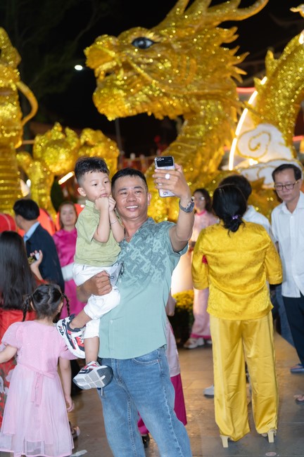 Giving lucky pockets and A gift of New Year on the First Day of Lunar New Year