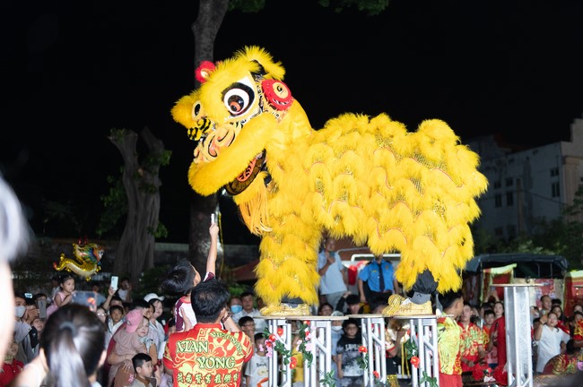 Giving lucky pockets and A gift of New Year on the First Day of Lunar New Year