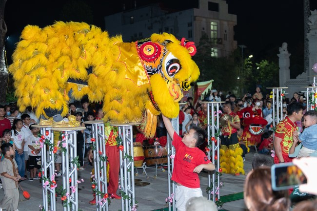 Giving lucky pockets and A gift of New Year on the First Day of Lunar New Year