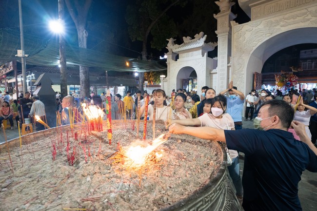 Giving lucky pockets and A gift of New Year on the First Day of Lunar New Year