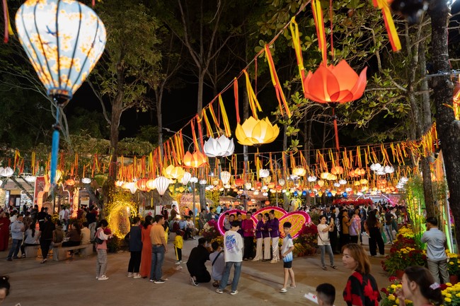 Giving lucky pockets and A gift of New Year on the First Day of Lunar New Year
