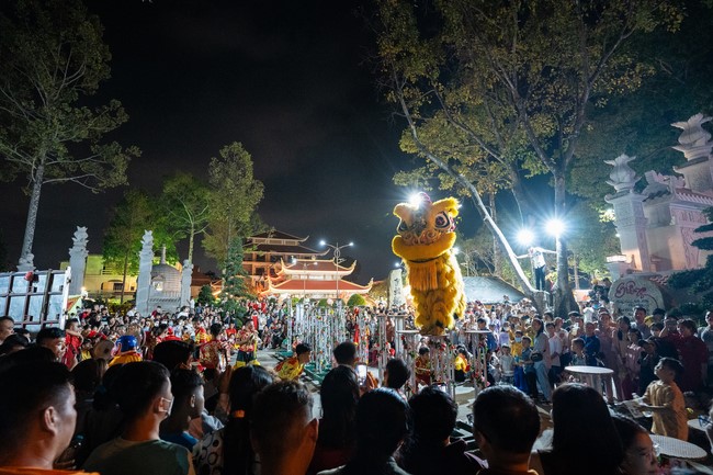 Giving lucky pockets and A gift of New Year on the First Day of Lunar New Year