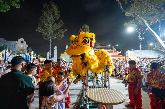 Giving lucky pockets and A gift of New Year on the First Day of Lunar New Year