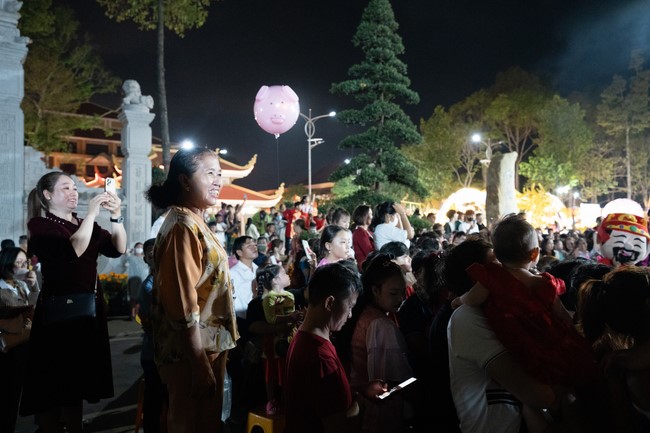 Giving lucky pockets and A gift of New Year on the First Day of Lunar New Year