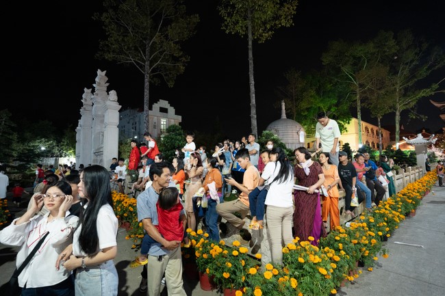Giving lucky pockets and A gift of New Year on the First Day of Lunar New Year