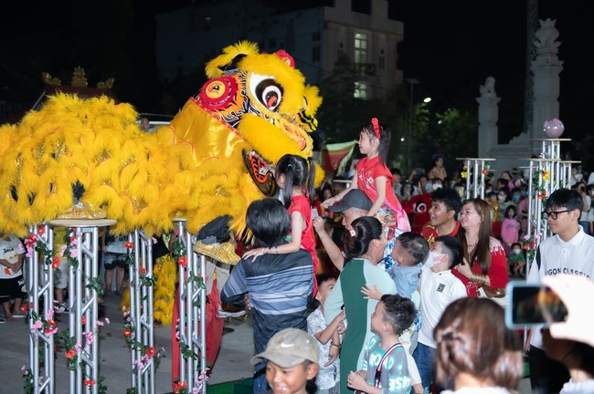 Giving lucky pockets and A gift of New Year on the First Day of Lunar New Year