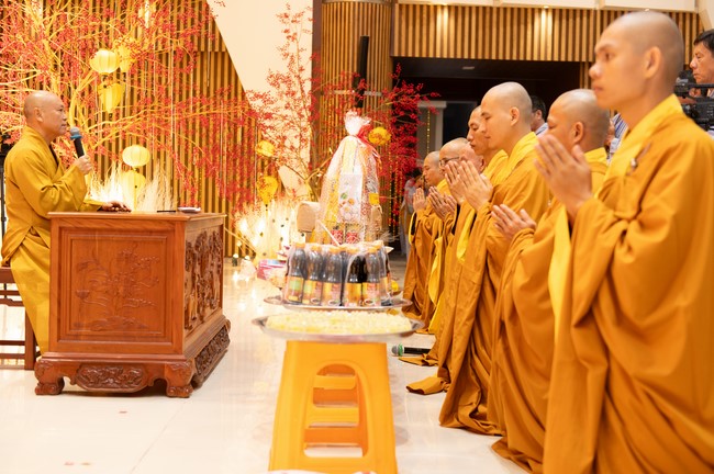 Giving lucky pockets and A gift of New Year on the First Day of Lunar New Year