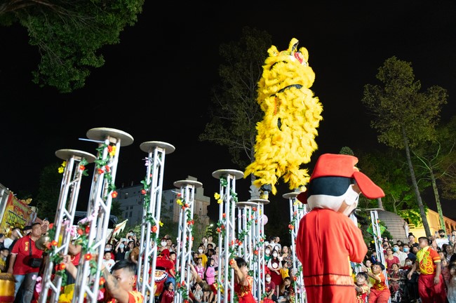 Giving lucky pockets and A gift of New Year on the First Day of Lunar New Year