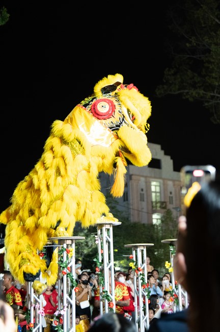 Giving lucky pockets and A gift of New Year on the First Day of Lunar New Year