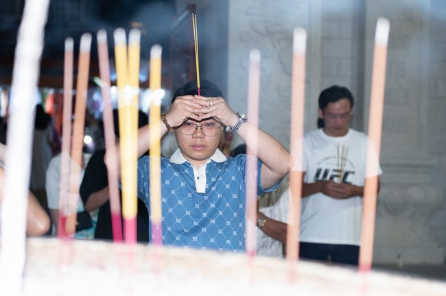 Giving lucky pockets and A gift of New Year on the First Day of Lunar New Year