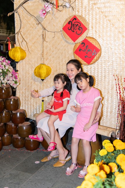 Giving lucky pockets and A gift of New Year on the First Day of Lunar New Year