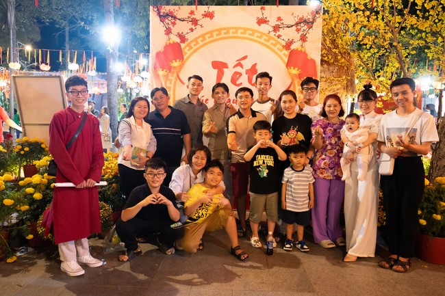 Giving lucky pockets and A gift of New Year on the First Day of Lunar New Year