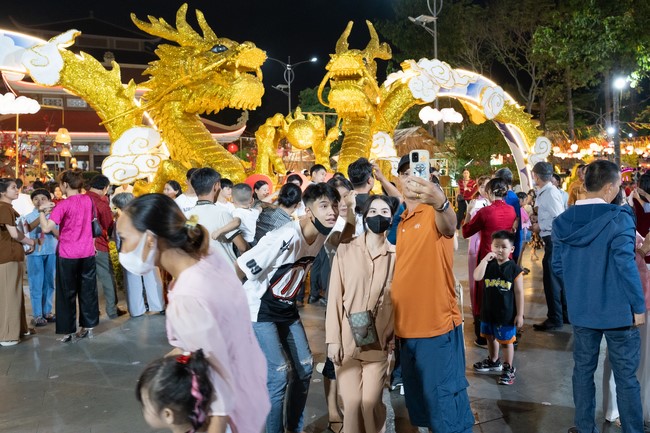 Giving lucky pockets and A gift of New Year on the First Day of Lunar New Year