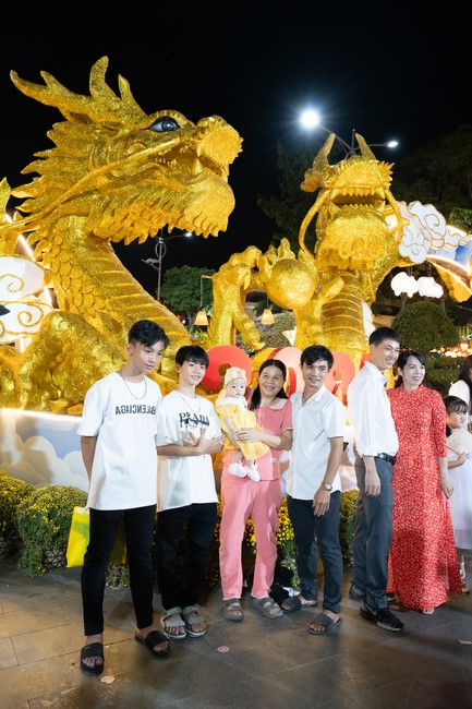 Giving lucky pockets and A gift of New Year on the First Day of Lunar New Year
