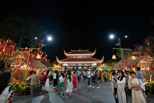 Giving lucky pockets and A gift of New Year on the First Day of Lunar New Year