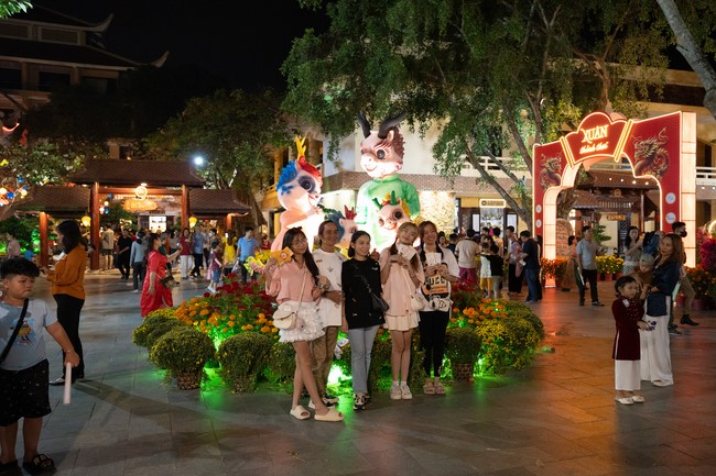 Giving lucky pockets and A gift of New Year on the First Day of Lunar New Year