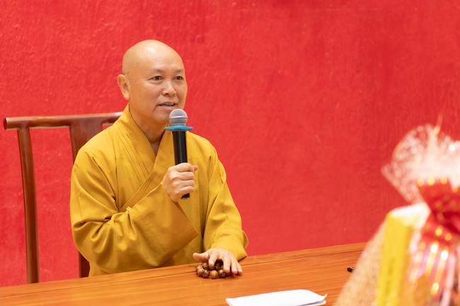 Giving lucky pockets and A gift of New Year on the First Day of Lunar New Year