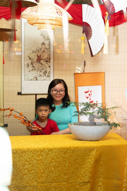 Giving lucky pockets and A gift of New Year on the First Day of Lunar New Year