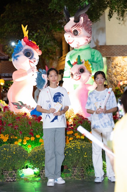 Giving lucky pockets and A gift of New Year on the First Day of Lunar New Year