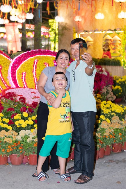 Giving lucky pockets and A gift of New Year on the First Day of Lunar New Year